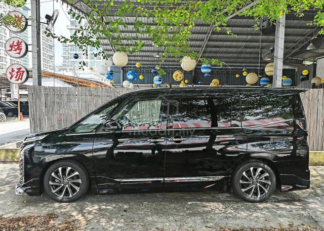 2023 MODELLISTA STYLING 17K+ KM Toyota VOXY SZ 2.0 - 4