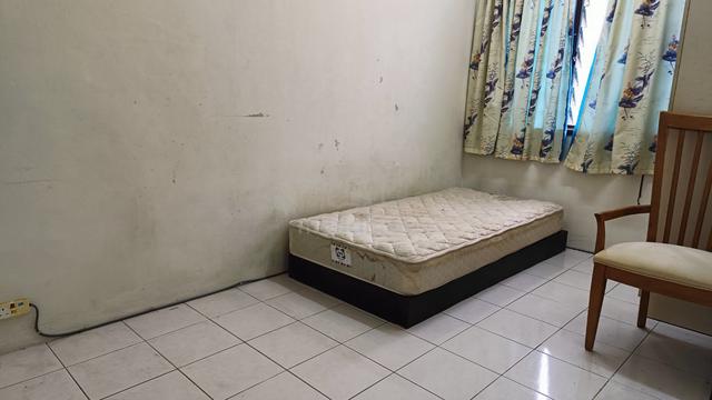 Lelaki Sa'ja Bilik Bawah near MRT Putra Permai seri kembangan 1