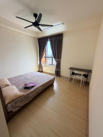 Master Bedroom with Private Bathroom @ Gravit8, Klang 1