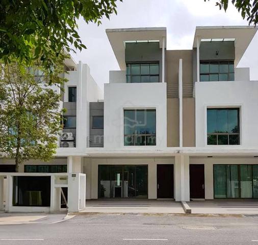 Guarded 3 Storey Terrace Lake Point Residence 1