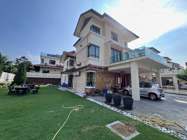 Corner Lot Super Big Land Bungalow House 1
