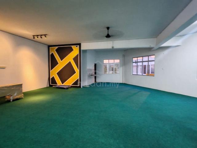 UPPER UNIT CORNER Shop Lot for RENTAL 1