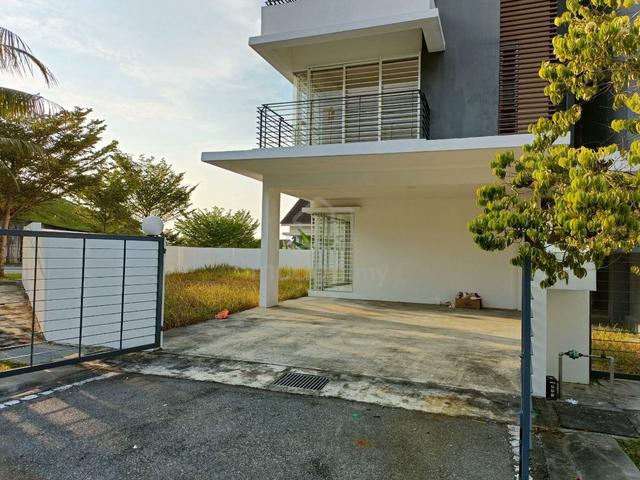 Freehold 3 Storey Superlink Corner Lot Emerald Garden Rawang Selangor 1