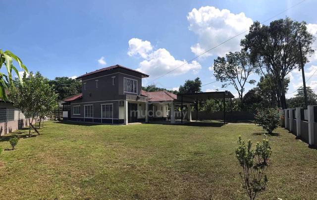 Bukit Beruntung Double Storey Bungalow For Sale / Renovated 1