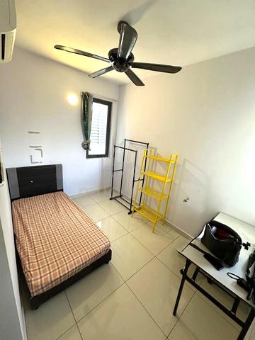 Male only aircond Room wifi MRT Putra Permai Giant NSK Seri Kembangan 1