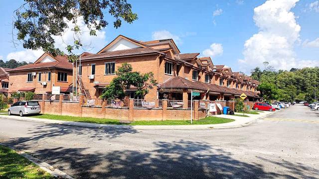 CORNER LOT Rumah Bata Merah Double Storey U10 Alam Budiman Shah Alam 1