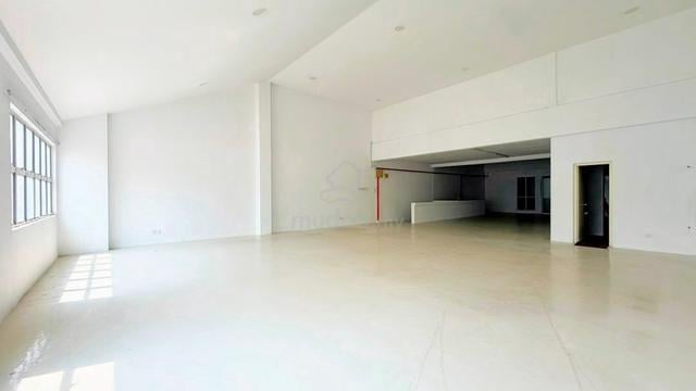 SPACIOUS FIRST FLOOR SHOPLOT D Pankin Bukit Jelutong Available Now 1