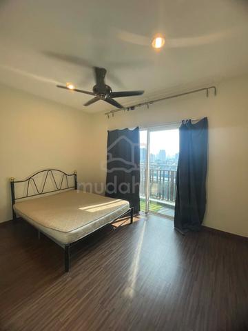 THE LOFT ZETAPARK Master Room with Private Balcony & Aircond 1