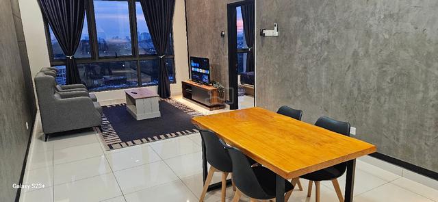 Malay Lady Only - Master Bedroom Queen Bed 150m from MRT2 5