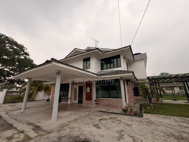 Bungalow Villa Bukit Kempas 5 bedroom fully furnished homestay airbnb 1