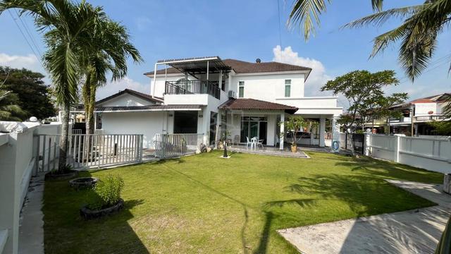 Huge Compound | Rare to Find | 2 Storey Semi D Corner House 1