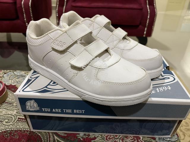 B first hot sale shoes white