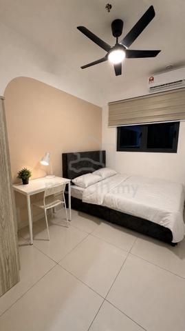 Queen Room @ Nexus Residence| Female-Only Unit | 2-Min Walk to MRT 1