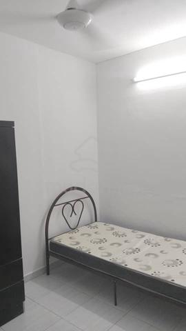 Room with air cond at Tmn Azizul Rahman, Taiping 1