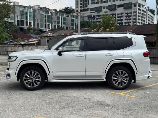 2022 Toyota LANDCRUISER 3.3 ZX LC300 (A) Black INT - 2