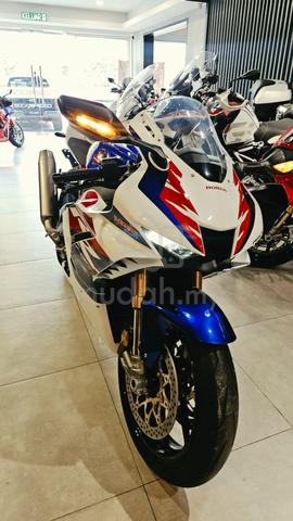 Honda CBR1000RR-R SP - photo 2 of 9