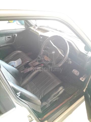 BMW E30 sedan - 4