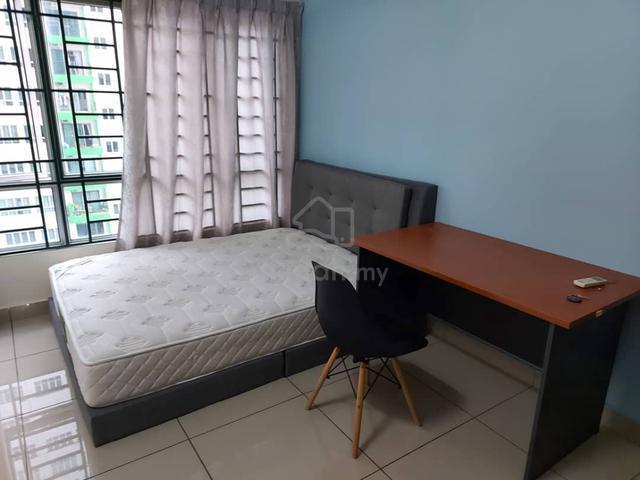 Female unit Oug parklane master bedroom for rent 1