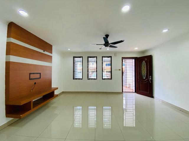Mount Austin double storey house for rent/austin boulevard 3
