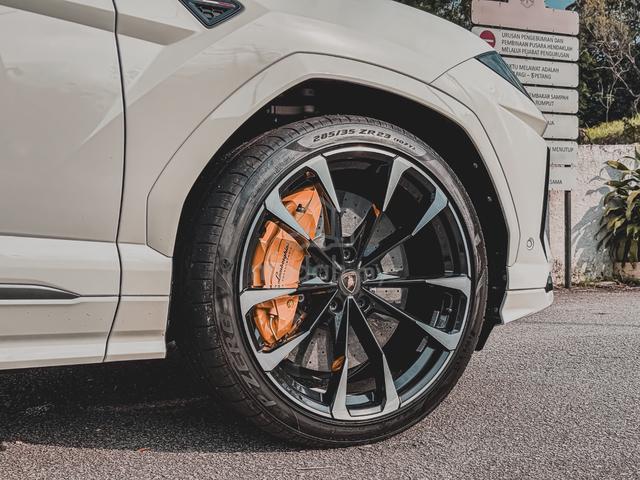 EXCLUSIVE 4SEAT AKRAPOVIC 22 Lamborghini URUS 4.0 - 4