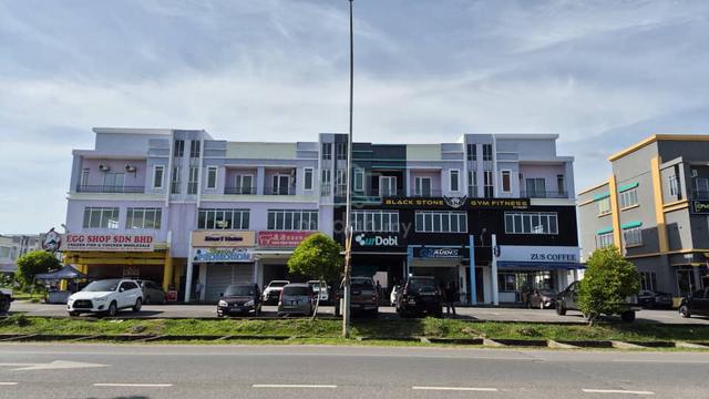 3 storey senadin shop lot facing main road same row with zus coffee 1