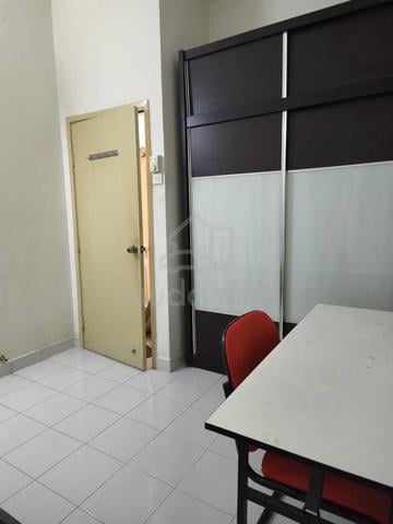 Bilik Tengah / Middle Bedroom untuk disewa 1