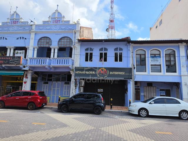 Jalan Petrie double storey shop facing taxi stand Muar 1