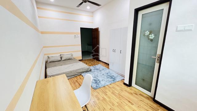 COZY MIDDLE ROOM AT JELUTONG NEAR LAM WAH EE ! FREE WIFI n CLEANING 1