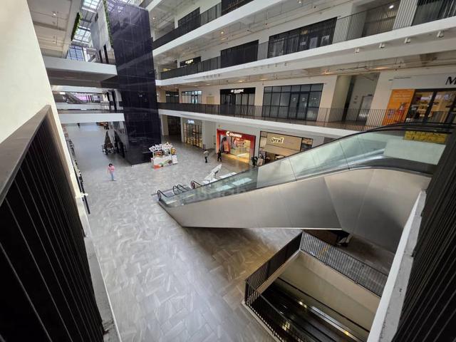 Famous Retail Shop Emporis Kota Damansara 1