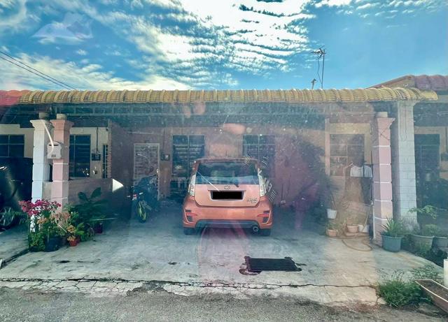 Rumah Teres Belakang Sekolah Kompleks Gong Badak 1