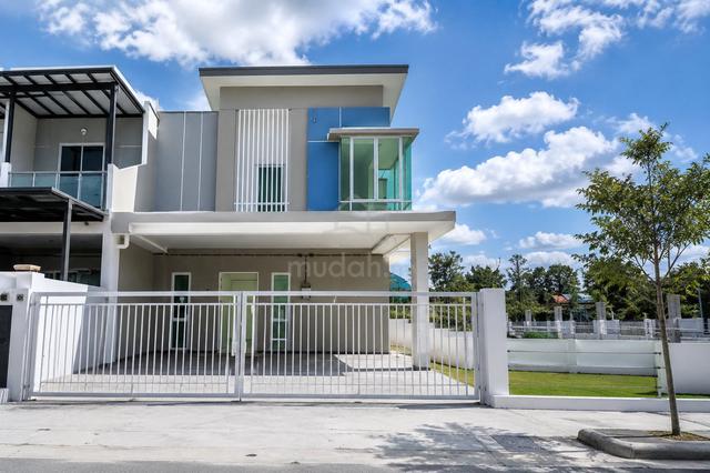 Rumah Teres 2 Tingkat Corner Lot Untuk Dijual 1
