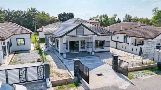 Luxury Single Storey 60x100Bungalow wif Private Garden & Modern Design 1