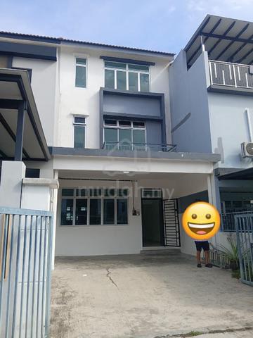 Pulai Mutiara 2.5 storey house for rent 1