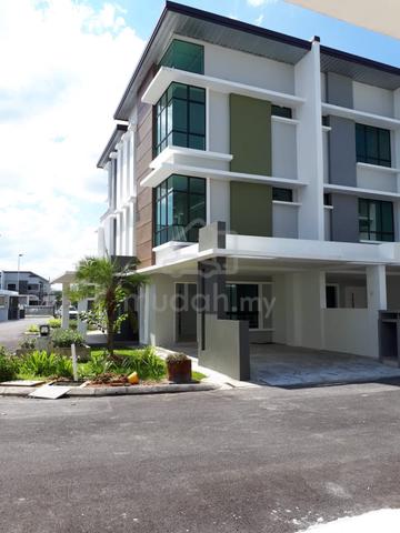 AURORA HEIGHTS 3 STOREY CORNER Freehold Townhouse For Sale 1