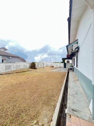 Tmn Molek3 Single Storey Corner for rent huge land asking  1