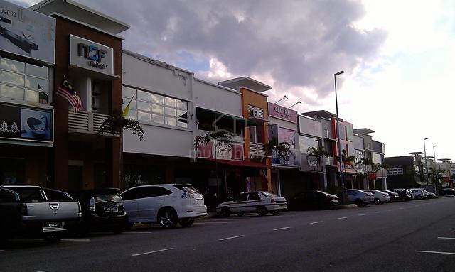 Uptown Avenue INTERMIDIATE SHOP LOT 2