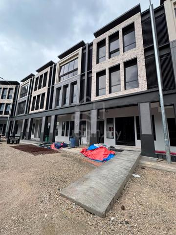 Hot Location Setia Tropika @ Livistonia Square 3 Storey Shop Lot 1