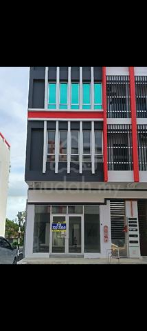  Brand new shop unit for rent opposite Bank of China, Muar. 1