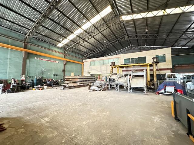 1sty Warehouse Bukit Naga, Bukit Kemuning with overhead crade 1