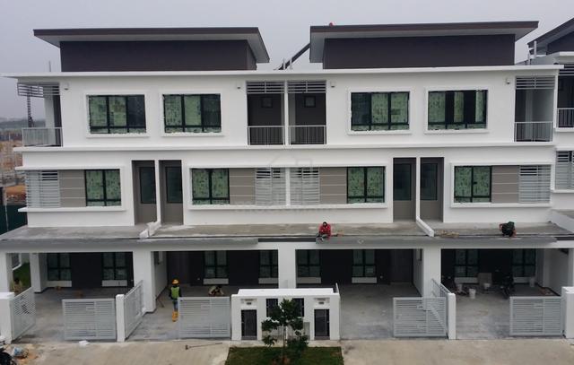 Setia Utama 2 Intermediate 2.5 storey unit 1