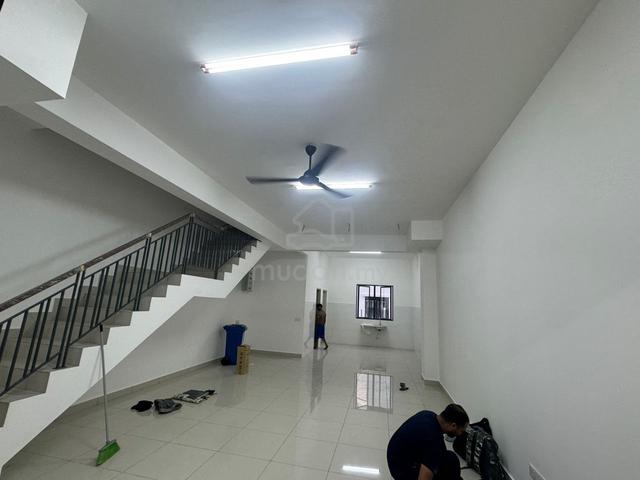Robin Double Storey House 3 Room For Rent(Bandar Rimbayu) 1