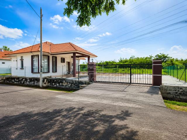 [FREEHOLD BANGLO TANAH LUAS - 7,610 Sqft] Tanjung Minyak , Melaka 1