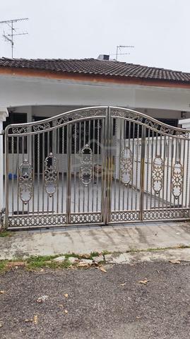 1-storey terraced house taman daya jalan pinang newly repainted 1