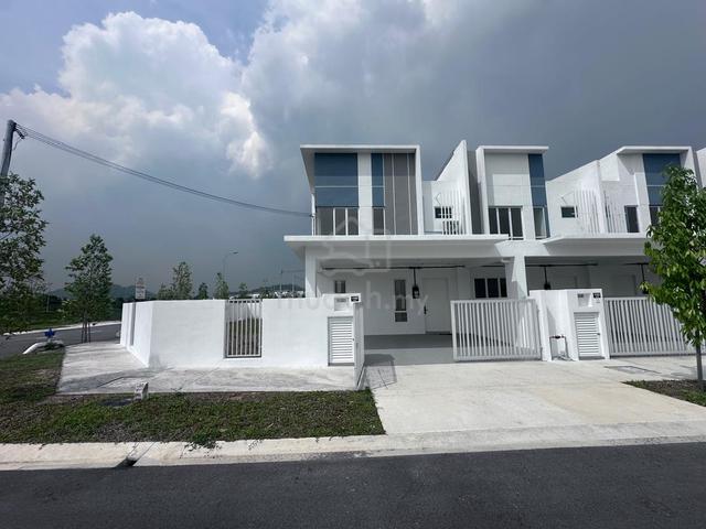 New Non Facing Corner unit for rent/ next to garden 1