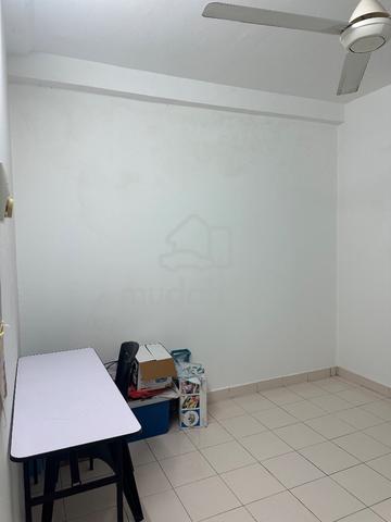 Middle room for rent at Sri Putramas 4