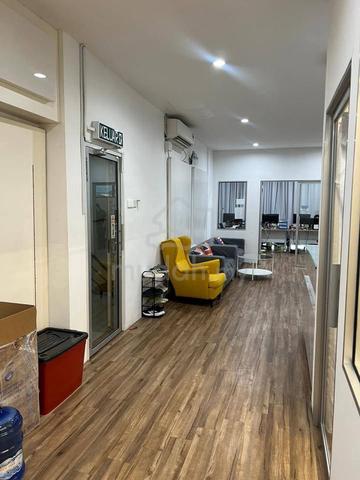 Bay Avenue shop lot / office lot for rent 1