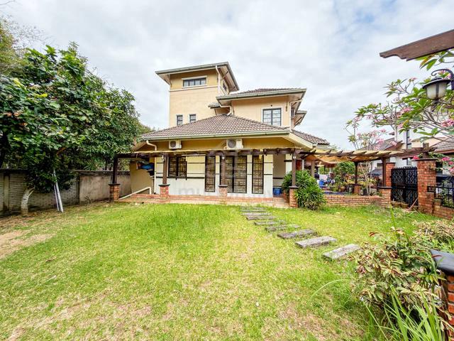 TANAH LUAS Bungalow House Double Storey Laman Kekwa Nilai Impian 1