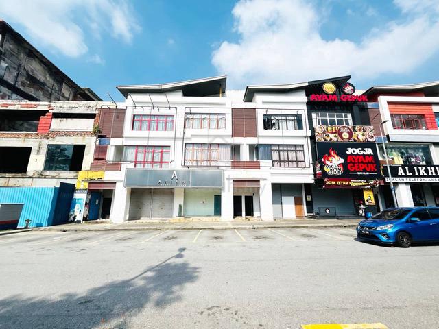 [Facing Main Road & UiTM] 3 Storey Shoplot Jalan Plumbum Seksyen 7 SA 1