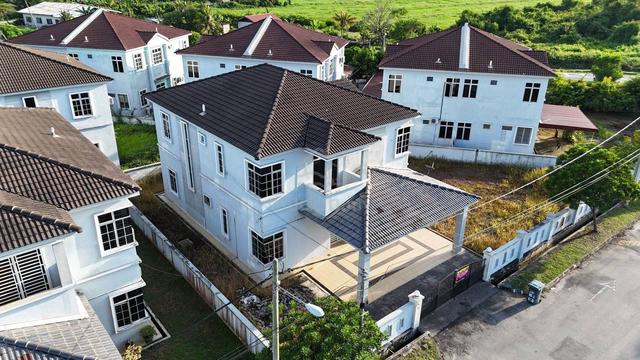 Banglow Cantik Tanah Luas Untuk Disewa di Parit Buntar 1