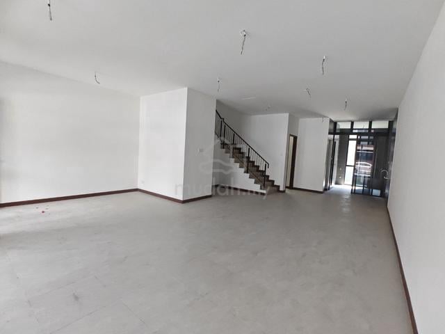 2 Storey House Brand New Unit 5bed 5bath Aurora Sentral Resort Villas 1